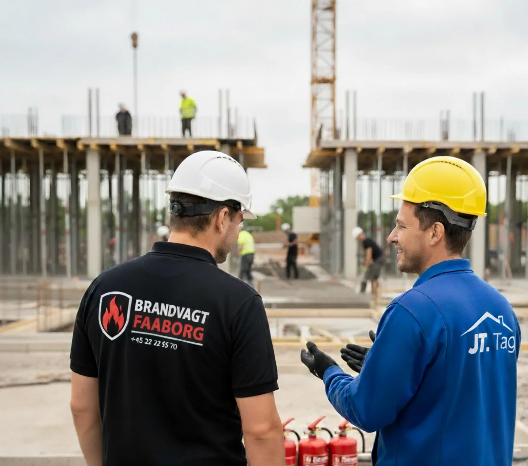 brandvagt faaborg og tagdækker i samarbejde på byggeplads under varmt arbejde med fokus på brandforebyggelse